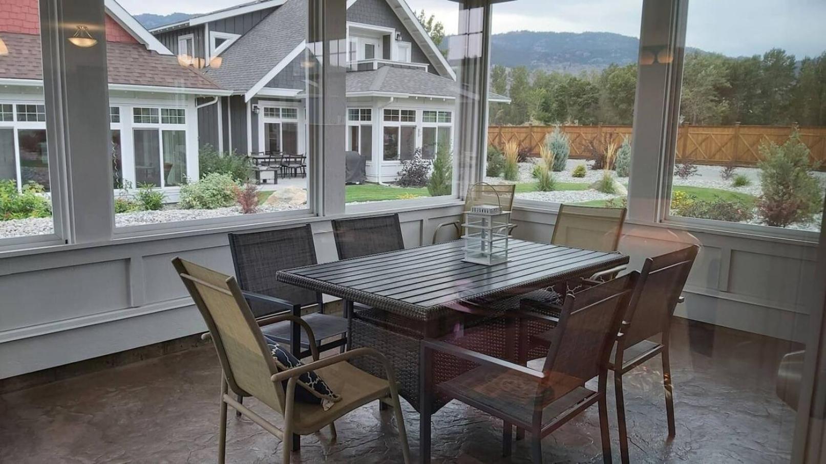 4 Bedroom House Walking Distance To Pools Osoyoos Exteriör bild