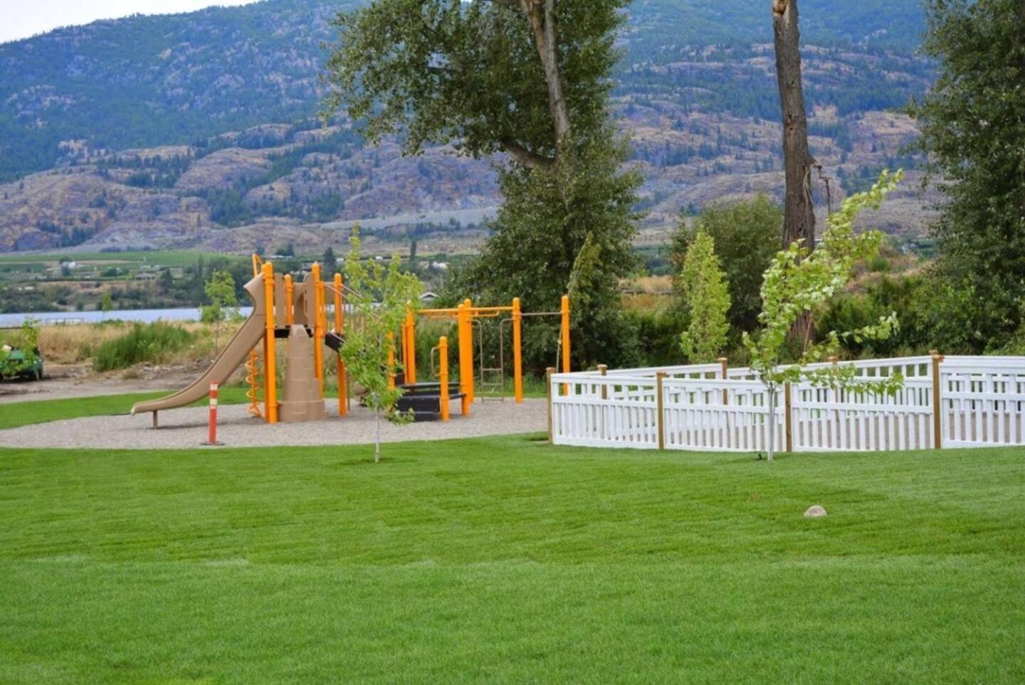 4 Bedroom House Walking Distance To Pools Osoyoos Exteriör bild