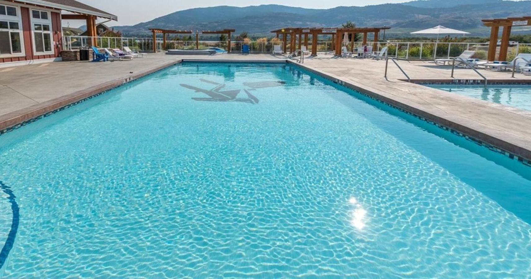 4 Bedroom House Walking Distance To Pools Osoyoos Exteriör bild